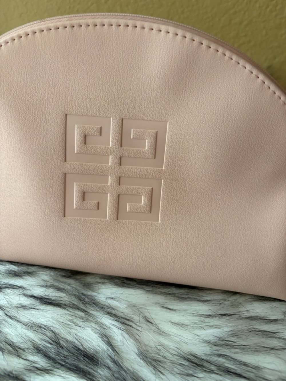 Givenchy parfums cosmetic pink bag - Picture 2 of 9